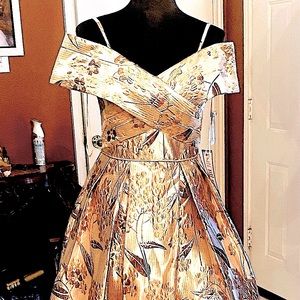 Elegant long gold dress. Size 4 - NWT